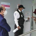 Gente en Quito, acude a los laboratorios privados a realizarse examenes para saber si está afectada con el virus