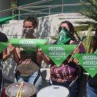 Un grupo de mujeres manifestándose en favor de la despenalización del aborto, en Quito
