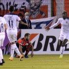 Cristian Martínez Borja (d) de LDU celebra un gol, en una fotografía de archivo.