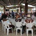 Las inmediaciones de la Asociación acoge a decenas de ganaderos.