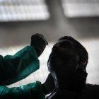 Un hombre se realiza una prueba para detectar la covid-19, en un puesto en Río de Janeiro (Brasil)