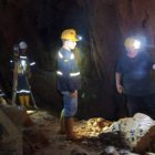 Minas. Los túneles son despejados para que los técnicos puedan levantar información topográfica.