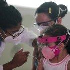 Una niña recibe una vacuna contra la covid-19 hoy, en el Museo del Mañana, en Río de Janeiro (Brasil).