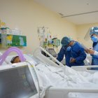 Personal médico de la Unidad de Cuidados Intensivos (UCI) del hospital "Los Ceibos", de la ciudad portuaria de Guayaquil, mientras trabajan con pacientes contagiados con covid-19, en una fotografía de archivo.