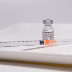 Después de dos dosis, los sueros tenían títulos neutralizantes más de 22 veces reducidos contra ómicron en comparación con el virus original de Wuhan.