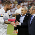 El excapitán del Real Madrid Sergio Ramos saluda al presidente de Honor Paco Gento (d), antes de un partido en el estadio Santiago Bernabéu, en 2016.