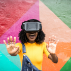 Una joven observa con unas gafas de realidad virtual.