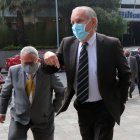 Defensa. Jorge Acosta acompaña a Santiago Cuesta durante una de las convocatorias efectuadas por la Fiscalía.