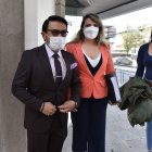 Abogados. Uno de los defensores de Freddy Carrión junto a su esposa Priscila Schetinni al ingreso a la Corte.