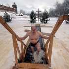 Todos los lugares habilitados para los baños bautismales por las autoridades estaban equipados con escaleras de madera para evitar resbalones