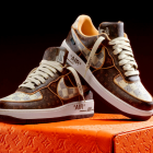 Fotografía cedida por la casa de subastas Sotheby"s donde se aprecian unas zapatillas de Nike diseñadas por Abloh de Vuitton que serán subastadas.