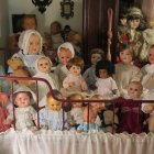 Una de las salas del museo del Hospital de Muñecas de Lisboa muestra la colección principal.