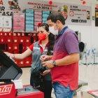 Caja. Una colaboradora de TÍA enseña a utilizar la caja de autopago.