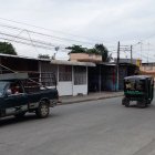 Desorden. En la avenida, los conductores se desplazan a su manera. Conducen en el carril que quieran y de la misma forma se parquean. Las quejas son permanentes.