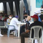 Decenas de personas con síntomas asociados a la COVID-19 acuden a consulta médica o realizarse pruebas en el Hospital Bicentenario.