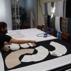 Imagen de archivo de una mujer trabaja en una empresa de confección de ropa.