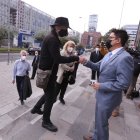 Respaldo. El desarrollador sueco Ola Bini y su abogado Carlos Soria, antes de ingresar al Complejo Judicial Norte.