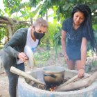 Quehacer. El fongón y la leña son esenciales en los pueblos rurales.