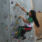 Nayeli Anrango, escaladora manabita, durante una de sus sesiones de prácticas donde pule sus habilidades en el muro con el fin de brillar en la disciplina.