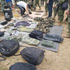 Evidencias. Los militares decomisaron gran cantidad de municiones, mochilas, uniformes de armados.
