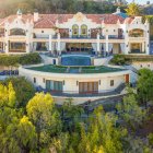 El inmueble de 12.000 metros cuadrados cuenta con 9 dormitorios, 19 baños, sala de cine, spa, gimnasio, peluquería, sala de billar, bar y una piscina con tres cascadas.