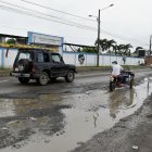 La vía. Este es el estado en el que se encuentra la avenida, aledaña a escuelas, negocios y viviendas.