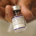 Los expertos recomiendan una tercera dosis frente a la variante ómicron.