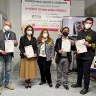 Paco Huertas, director del programa Territorio Viajero; María Verónica Peña, ministra y encargada de Negocios de la Embajada de Ecuador en España; Giovanna Gutiérrez de Calderón, presidenta de la asociación Mujeres para el Diálogo y la Educación; Jonatan Castelo, representante comercial del chocolate ecuatoriano Pacari en España y Miguel Ángel Méndez, fundador y chef del restaurante ecuatoriano Ayahuasca en Madrid posan hoy en Fitur.