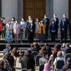 AME165. SANTIAGO (CHILE), 21/01/2022.- El presidente electo de Chile, Gabriel Boric (c-i), posa hoy para una fotografía junto a su gabinete de Gobierno, durante la presentación oficial de los ministros en el Museo Nacional de Historia Natural en Santiago (Chile). En un hito sin precedentes en el continente americano, el presidente electo de Chile, Gabriel Boric, nombró este viernes un gabinete con mayoría de mujeres, con la médico independiente Izkia Siches (Interior y Seguridad Pública) y la diputada comunista Camila Vallejo (vocería) como las figuras femeninas más fuertes. EFE/Alberto Valdés