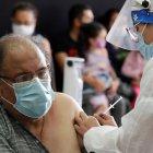 Fotografía de archivo de un hombre mientras recibe una dosis de la vacuna contra la covid-19 en Bogotá (Colombia).