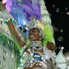 Los integrantes de una escuela de samba desfilan en el sambódromo durante el carnaval 2020 en Río de Janeiro (Brasil), en una fotografía de archivo.