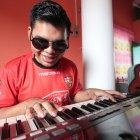 Músicos. Josué Mieles demostró su alegría al momento de tocar el acordeón. También entona la guitarra y el piano y le encanta imitar personajes.