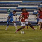 Danny Luna remata un esférico ante la marca de los jugadores de Barcelona.