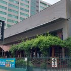 El hecho violento se registró la noche del sábado 22 de enero, cerca de las 19:00, cuando dos sujetos, uno de ellos con un ramo de flores, ingresaron al negocio sorteando al personal que solicitaba el carnet de vacunación.