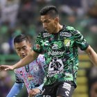 Ángel Mena se retiró con muestras de mucho dolor. Le pusieron hielo en la zona afectada y se espera su evolución.