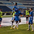 Danny Luna (10), atacante del 9 de Octubre, es felicitado por sus compañeros tras marcar uno de los goles ante Barcelona.