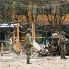 Saravena. Militares colombianos vigilan el lugar donde explotó un coche bomba el pasado 20 de enero.