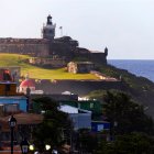 se aprecia una parte del barrio La Perla y al fondo el castillo de San Felipe del Morro, conocido simplemente como El Morro, en el Viejo San Juan, el 21 de enero de 2022 en el distrito histórico de San Juan (Puerto Rico). Los imponentes castillos y las calles de estilo colonial atestiguan la importancia estratégica y la herencia española de la ciudad de San Juan, que celebra el quinto centenario de su fundación con la visita mañana del rey de España, Felipe VI. EFE/Thais Llorca
