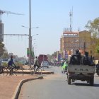 Policías patrullas las calles de Ouagadougou, Burkina Faso, tras el intento de golpe de estado.