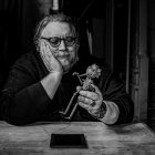Fotografía cedida por Netflix que muestra al director de cine mexicano Guillermo del Toro sosteniendo una marioneta de Pinocho. Después de un largo tiempo de espera este lunes fue revelado el primer adelanto de lo que será "Pinocchio", la nueva versión en "stop motion" y para Netflix del director mexicano Guillermo del Toro sobre el clásico infantil.