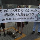 Activistas protestan con motivo del derrame de petróleo frente a las instalaciones de Repsol en Lima (Perú)