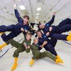 Fotografía cedida este lunes por Zero Gravity Corporation en la que se registró a un grupo de personas mientras disfrutan un momento de gravedad cero a bordo del avión G-Force One, un Boeing 727 modificado para ofrecer a los participantes experimentar la microgravedad a bordo de un vuelo parabólico.