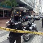 La Policía acordonó el sitio donde fue baleado un hombre al salir de una agencia bancaria, en el centro de Guayaquil.