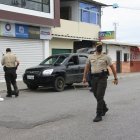 Asesinato. En Santa Elena, un ciudadano murió tras recibir varios disparos justo al llegar a un local en de transacciones bancarias. Él estaba junto a su familia.
