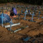 Personas se protegen del sol mientras visitan las tumbas de familiares en el área destinada a las víctimas del Covid-19 en el cementerio Nossa Senhora Aparecida, en Manaos, en una fotografía de archivo.
