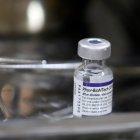 Vista de una vacuna de Pfizer contra la covid-19, en una fotografía de archivo