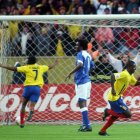Édison Méndez (d) corre para celebrar el gol ante Brasil rumbo al Mundial de Alemania 2006.
