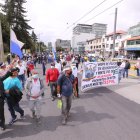 Marcha. Jubilados del Isspol y sus familias marcharon hacia la Fiscalía y la Judicatura para respaldar a Santiago Olmedo.