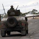 Un vehículo de la Armada Nacional de Colombia presta seguridad hoy en Buenaventura, donde mañana se llevará a cabo la Cumbre Presidencial de la Alianza del Pacífico, en el departamento de Valle del Cauca (Colombia). Los enfrentamientos entre bandas locales que han dejado más de medio millar de desplazados en la ciudad de Buenaventura alertaron este martes a organismos estatales, cuando falta un día para que varios presidentes se reúnan en esta ciudad colombiana del Pacífico en la Cumbre de la Alianza del Pacífico. EFE/Ernesto Guzmán