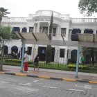 Un paradero de buses tiene el techo roto en Urdesa